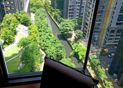 2-BR Condo at Life Asoke near ARL Makkasan