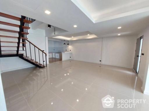 3-BR Townhouse near BTS Bang Chak