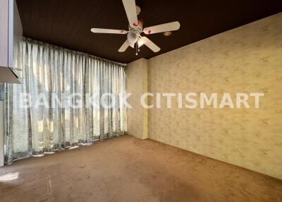 Townhouse at Baan Klang Muang Urbanion Srinakarindhra - Pattanakarn (The Royal Monaco) for sale