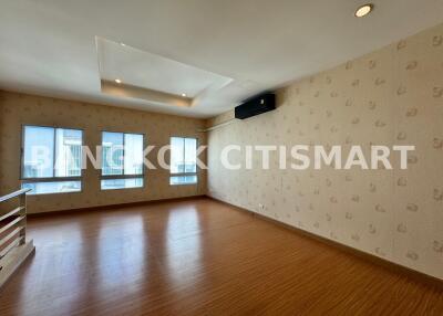 Townhouse at Baan Klang Muang Urbanion Srinakarindhra - Pattanakarn (The Royal Monaco) for sale