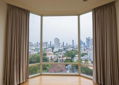 Royce Private Residence  Unfurnished 2 Bedroom Property in Sukhumvit 31