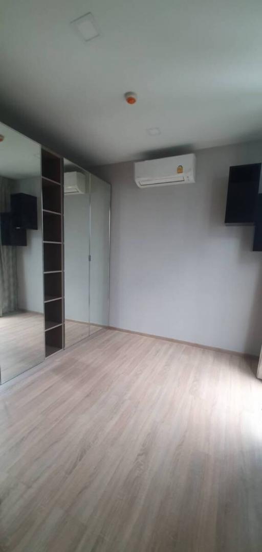 Spacious living room with wooden flooring and air conditioning