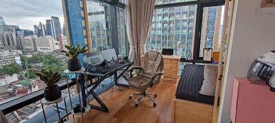 Condo for Rent at Circle Condominium