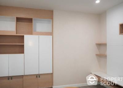 1-BR Condo at The Room Bts Wongwianyai near BTS Wongwian Yai