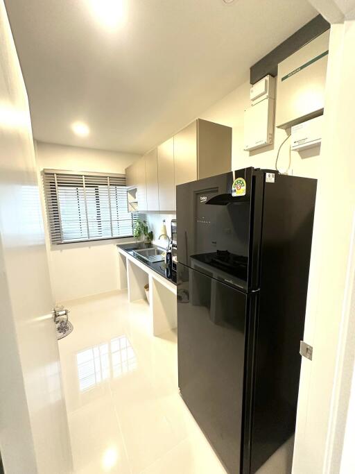 Modern kitchen with high-end appliances and ample cabinet space