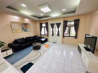 4 bed House in Moo Baan Chicha Castle Khlong Toei Nuea Sub District H020443