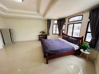 4 bed House in Moo Baan Chicha Castle Khlong Toei Nuea Sub District H020443