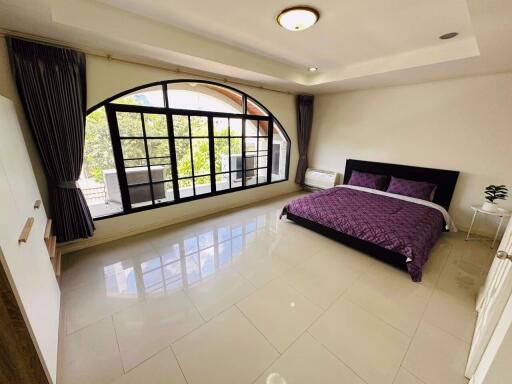 4 bed House in Moo Baan Chicha Castle Khlong Toei Nuea Sub District H020443
