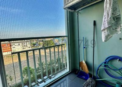 Spacious balcony with safety net and a view of the surroundings