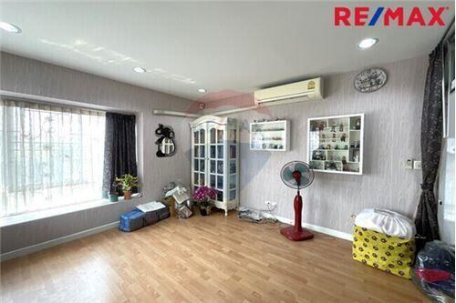 300 Sqm., 5 Beds Townhouse listed for ฿ 6,999,000.