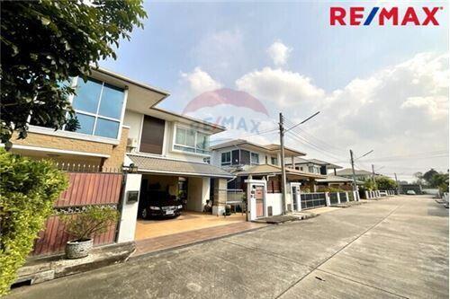 300 Sqm., 5 Beds Townhouse listed for ฿ 6,999,000.