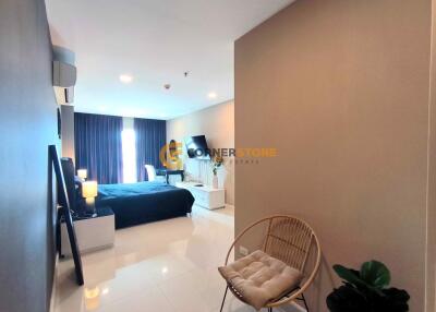 คอนโดนี้มี 1 ห้องนอน  อยู่ในโครงการ คอนโดมิเนียมชื่อ One Tower Pratumnak  ตั้งอยู่ที่ 