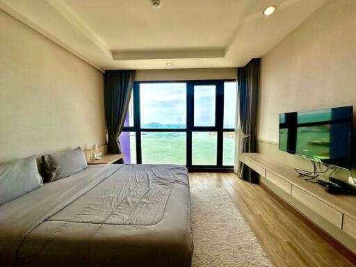 Spacious bedroom with sea view and ample natural light