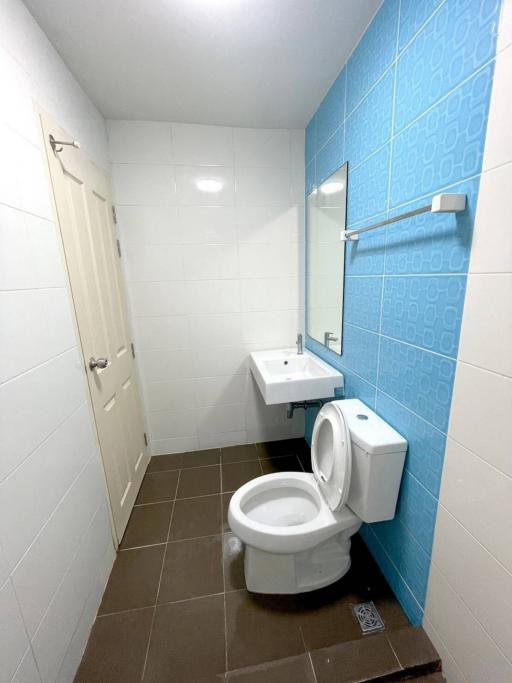 Clean bathroom with white and blue tiles