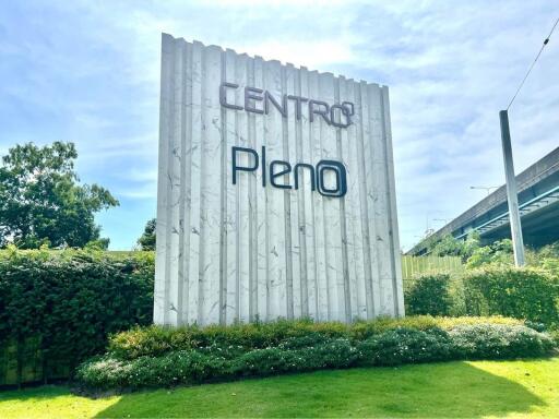 Exterior view of Centro Pleno building with green landscaping