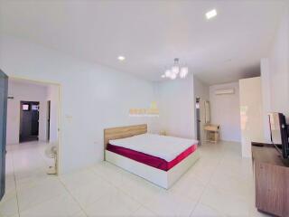 3 Bedrooms Villa / Single House in Permsub Garden Resort East Pattaya H010971