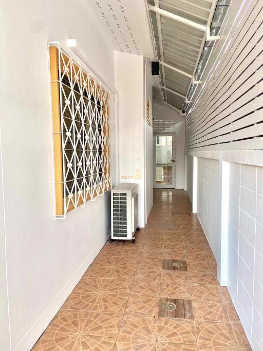 3 Bedrooms Villa / Single House in Eakmongkol 3 East Pattaya H011690