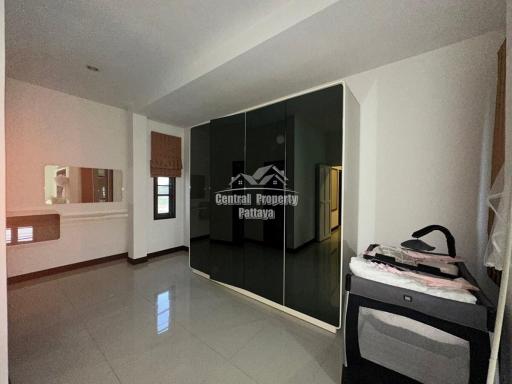 Very spacious, 5 bedroom, 6 bathroom house with private pool for sale or rent in Na Jomtien.