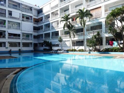 Spacious, well priced, 1 bedroom, 1 bathroom unit in Majestic Condo, Jomtien for sale in Foreign quota.