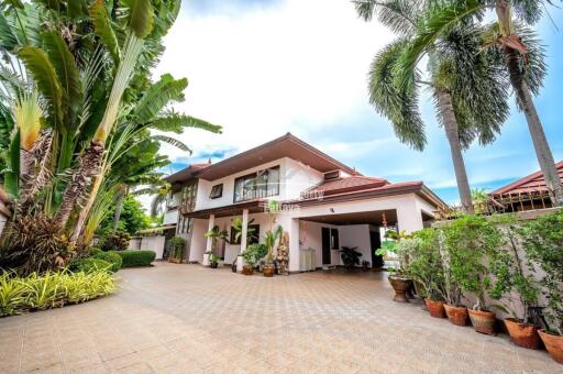 Superb, 5 bedroom, 4 bathroom, private pool house for sale at Phoenix Gold Golf course.