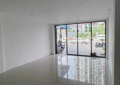 Well located Commercial building for rent in Jomtien second road.