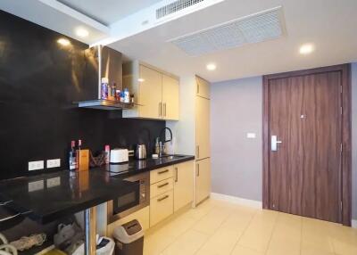 Large, 1 bedroom, 1 bathroom for sale in foreign name in Grand Avenue, central Pattaya.