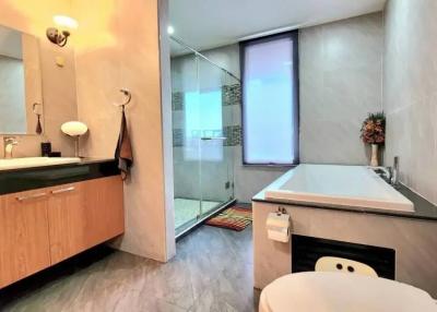 Spacious, 1 bedroom, 2 bathroom unit for rent in Prime Suites, Pattaya Klang.