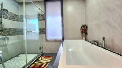 Spacious, 1 bedroom, 2 bathroom unit for rent in Prime Suites, Pattaya Klang.