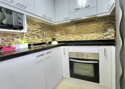 Spacious, 1 bedroom, 2 bathroom unit for rent in Prime Suites, Pattaya Klang.