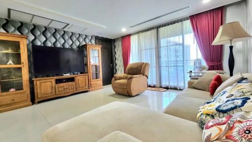 Spacious, 1 bedroom, 2 bathroom unit for rent in Prime Suites, Pattaya Klang.