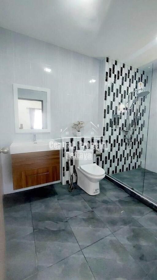 Spacious, 3 bedroom, 4 bathroom house for sale in Huay Yai.