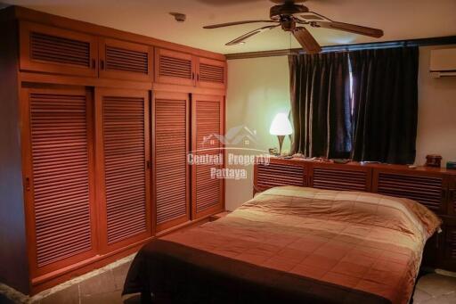 Spacious, 2 bedroom, 2 bathroom corner unit with foreign ownership in Royal Hill, Pratumnak.