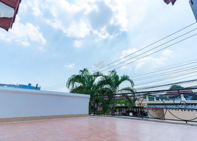 Detached house with private swimming pool for sale in central Jomtien