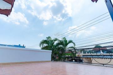 Detached house with private swimming pool for sale in central Jomtien