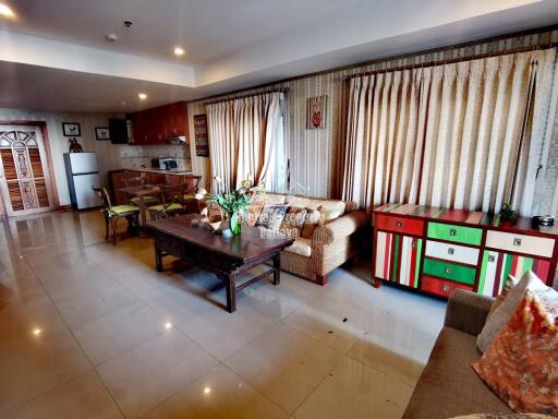 Great price for a beautiful 100 m2 apartment with sea views in Wongamat for rent and for sale