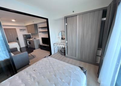 Compact bedroom with en-suite kitchen and modern furnishings