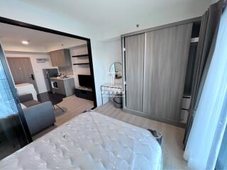 Compact bedroom with en-suite kitchen and modern furnishings