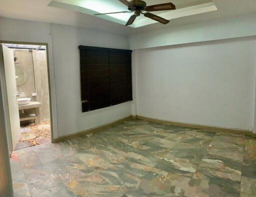 Spacious bedroom with en-suite bathroom and ceiling fan