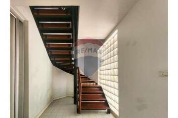 Large 4BR house near BTS Phrom Phong for rent