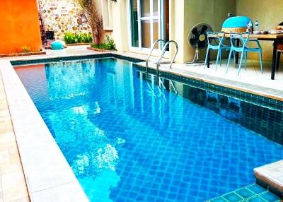 Cozy 5-bedroom pool villa with garden