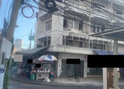 Retail Space for Rent in Bang Lamphu Lang