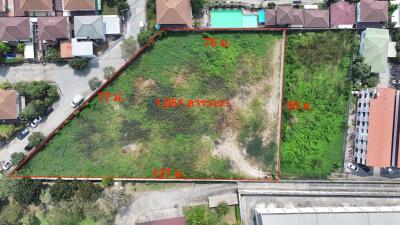 Aerial view of a vacant land plot with dimensions marked