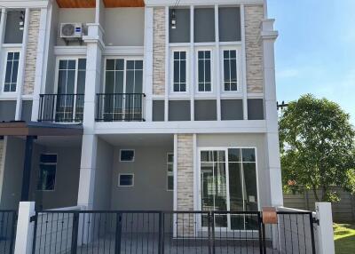 Townhouse for Rent at Golden Town Charoen Mueang - Super Highway