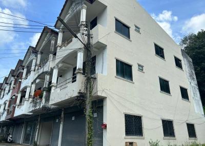 3 Story building for Sale in Sunrin