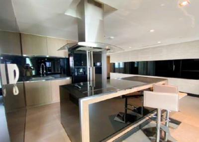 Modern spacious kitchen with center island and breakfast bar