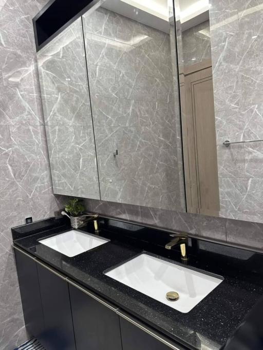 Modern bathroom with double vanity and marble tiles