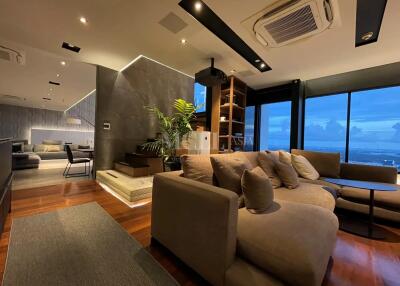 Incredible Penthouse Top Floor Loft Style Tastefully Decorated Located In The Heart Of Bangkok