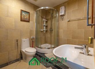 Penthouse for rent in Jomtien only 30 meters from the sea. / R-0328K