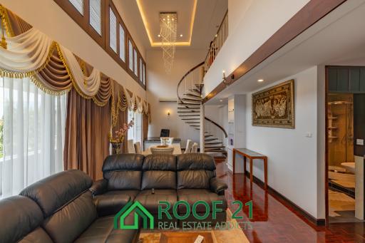 Penthouse for rent in Jomtien only 30 meters from the sea. / R-0328K