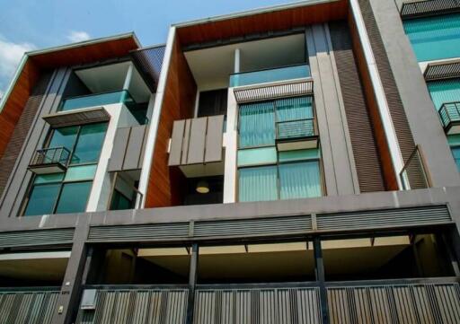 Residence 65 by Sansiri  Stunning 4 Bed Townhouse in Ekkamai